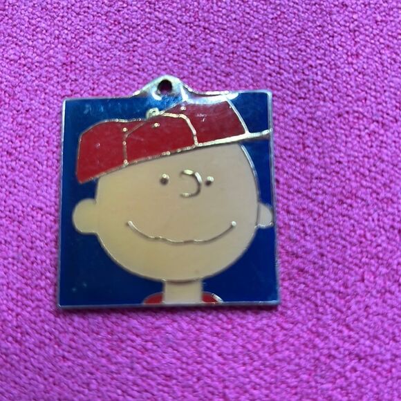 Cloisonné 1994 Vintage Charlie Brown Keychain - Picture 1 of 5